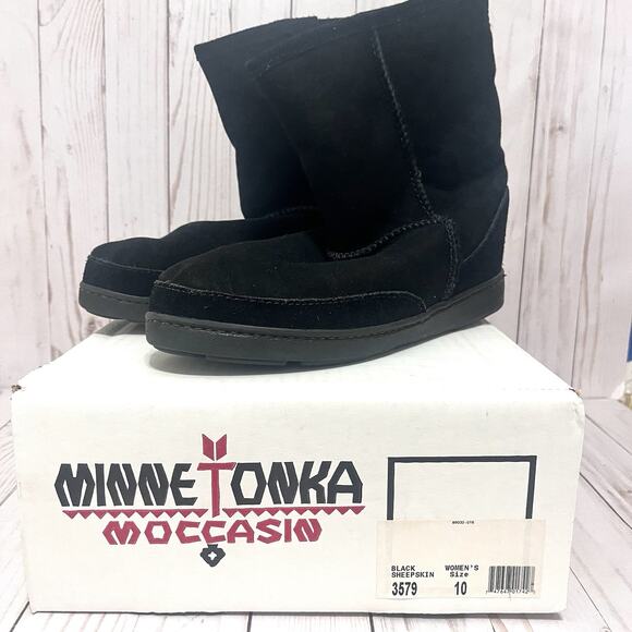 Minnetonka Women's Black Suede Sheepskin Wool Lined Short Boots Size 10 - Picture 1 of 13